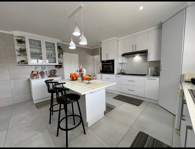 3 BEDROOM FREEHOLD FOR SALE IN JEFFREYS BAY CENTRAL